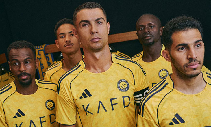 أديداس ونادي النصر يطلقان القميص الأساسي الجديد لموسم 25/26 بطريقة خارجة عن المألوف